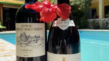 Dos botellas de vino con etiquetas, una con la etiqueta 'CHATEAU ARVET HAUT-BRION' y la otra 'CHATEAU DE PRACY'.