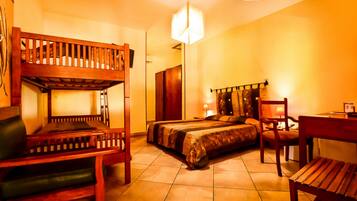 Una habitación con una cama individual doble, un escritorio y una silla.