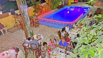 Una piscina al aire libre, sombrillas, tumbonas