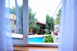 Executive Suite, 1 King Bed, Non Smoking, Pool View | Garden view - Hôtel Coco Lodge (Mahajanga)