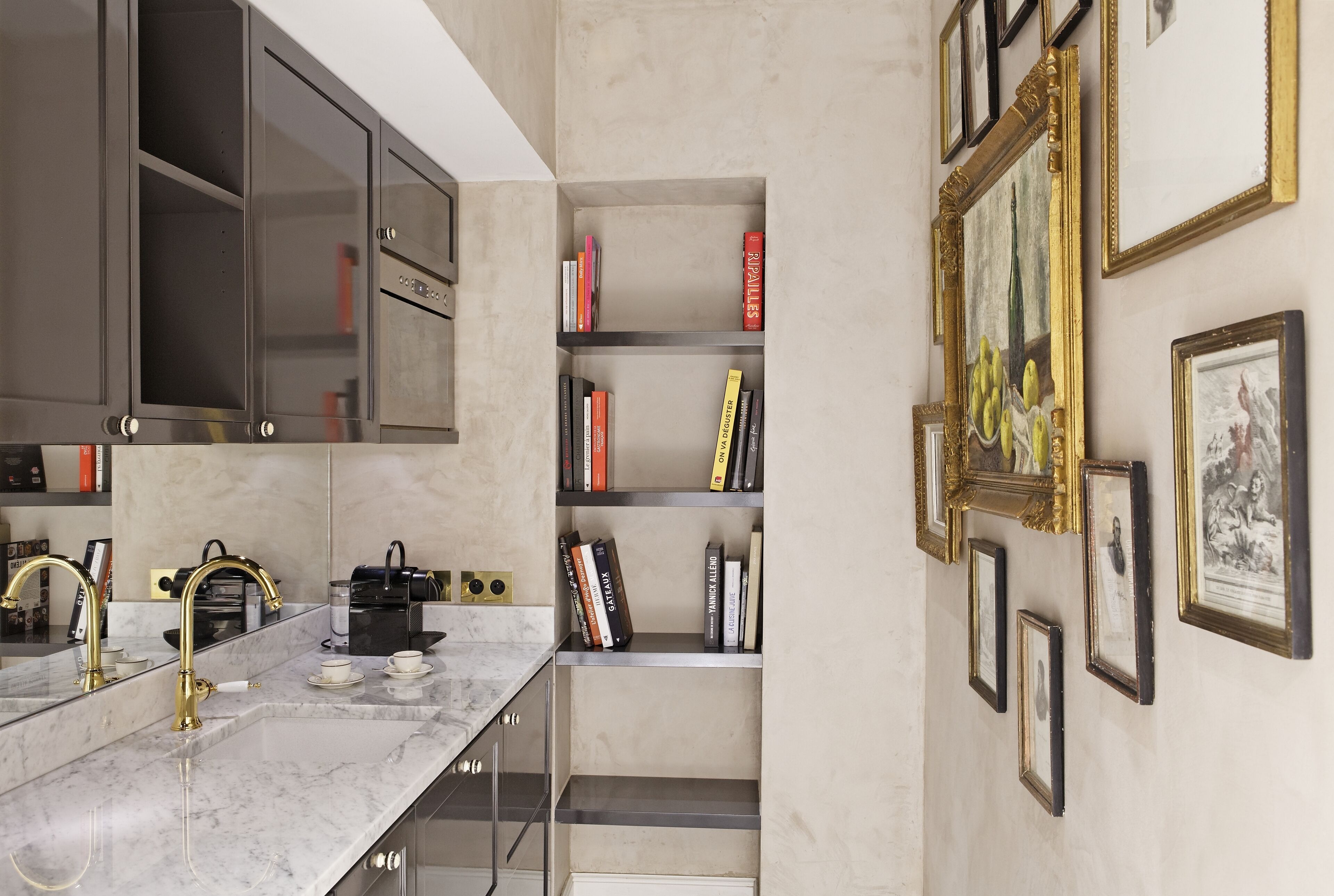 suite | living area | flat-screen tv