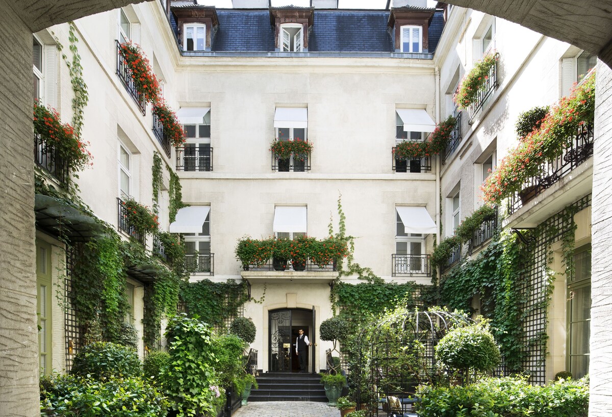 Wondering where to stay in Paris first time? Discover the best neighborhoods and hotels for first-time visitors, families, and budget travelers.