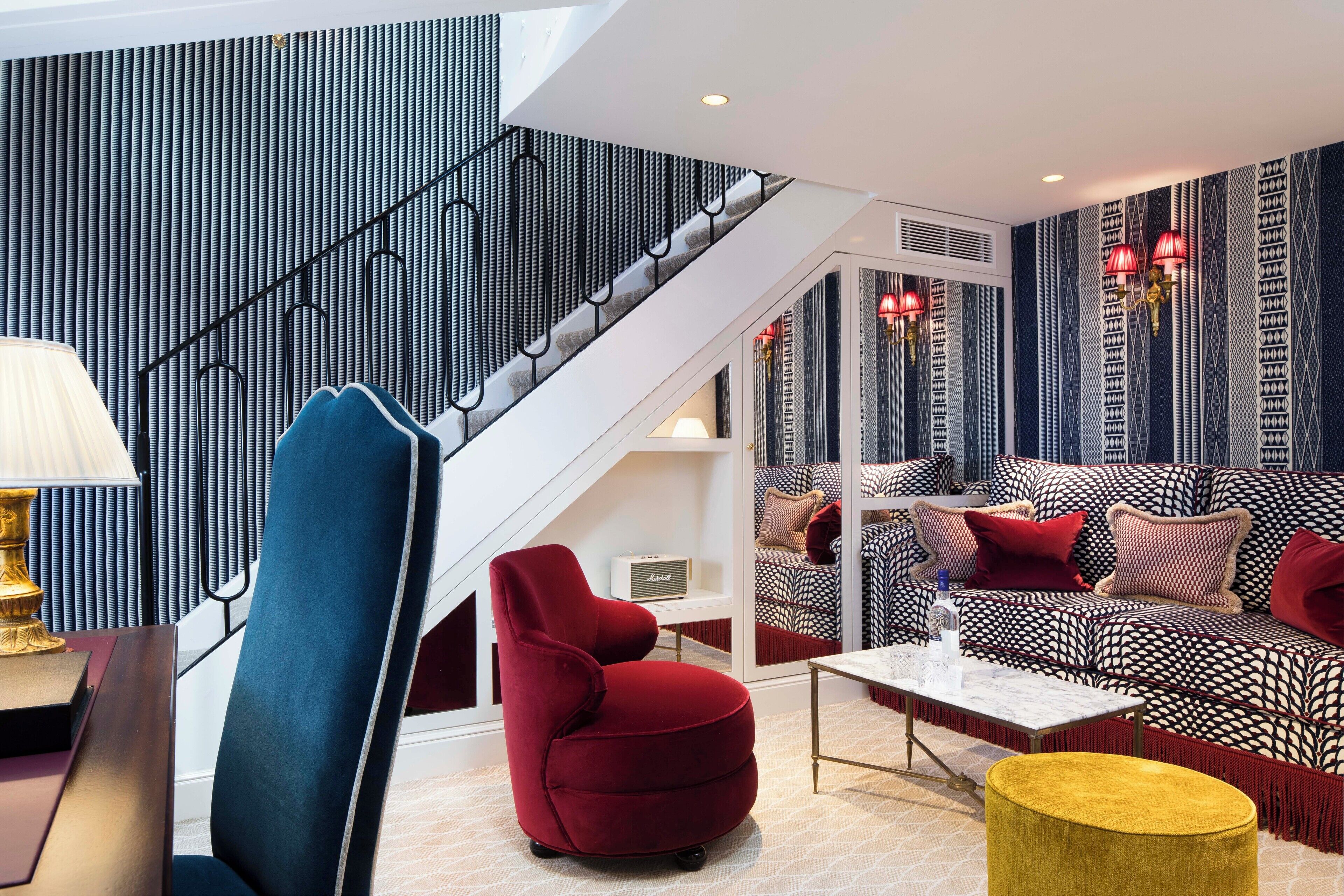 suite | living area | flat-screen tv