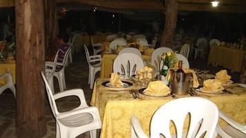 Tempat makan luar