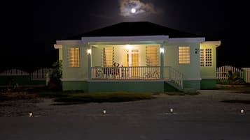 Fassade der Unterkunft – Abend/Nacht