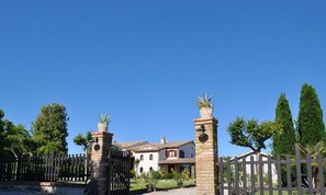 Fachada de la propiedad