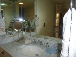 Standard Condo, 2 Bedrooms, Marina View | Bathroom