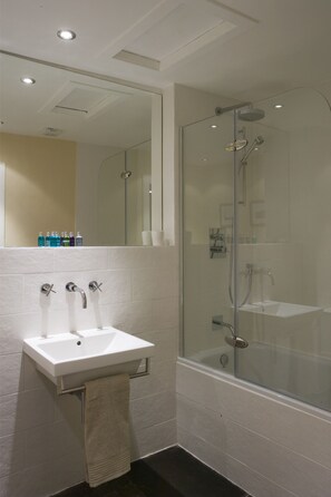 Apartment, 2 Bedrooms | Bathroom | Hair dryer, towels - Haddington Place (Edinburgh)