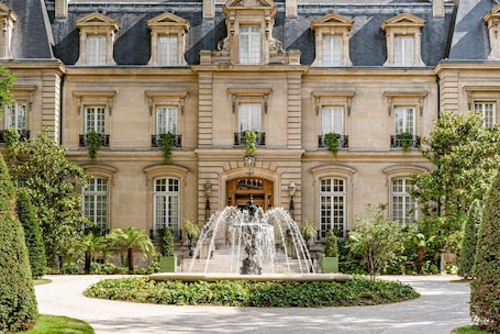 Exterior. Saint James Paris - Relais & Chateaux