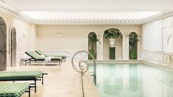 Piscine couverte, chaises longues