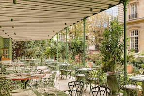 Breakfast, lunch and dinner served - Saint James Paris - Relais & Chateaux (Paris)