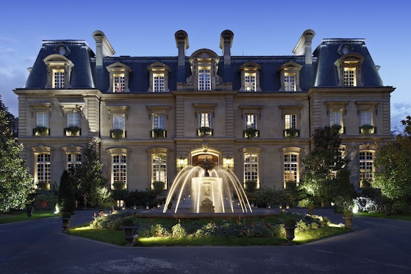 Front of property - evening/night - Saint James Paris - Relais & Chateaux (Paris)