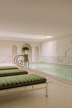 Indoor pool, sun loungers - Saint James Paris - Relais & Chateaux (Paris)