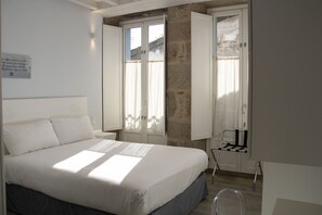 Habitación con 1 cama doble o 2 individuales | Minibar, caja fuerte, escritorio y sistema de insonorización