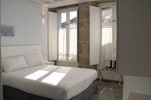 Double or Twin Room | Minibar, in-room safe, desk, soundproofing