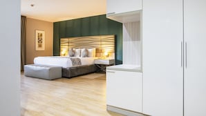 A modern bedroom with a bed, bedside tables, a wardrobe, and a headboard. - WL Hotel Maputo City Centre Mozambique Collection (Maputo)