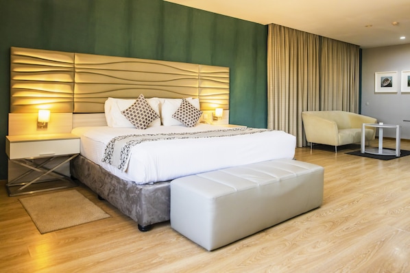 Suite superior | Minibar, caja de seguridad en la habitación y escritorio 