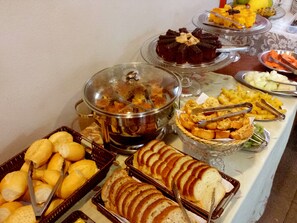 Free daily buffet breakfast - Pousada Marina do Sol (Florianopolis)