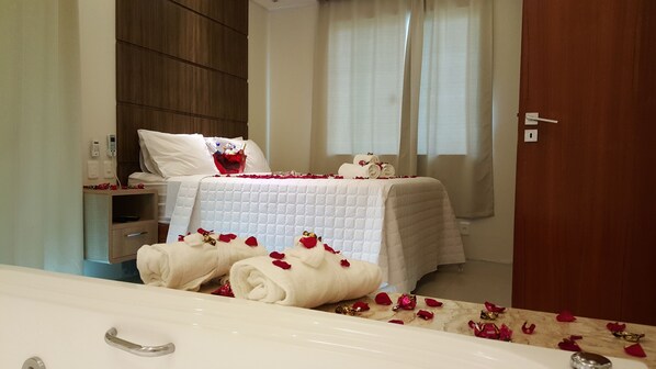 Deluxe Room | Jetted bathtub