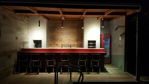 Habitación Deluxe | Zona de estar | Una televisión