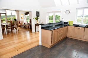 Hus | Eget kjøkken | Kjøleskap, mikrobølgeovn, kokeplater og oppvaskmaskin