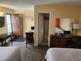 Habitación clásica, 2 camas de matrimonio, no fumadores | Escritorio, wifi gratis, ropa de cama