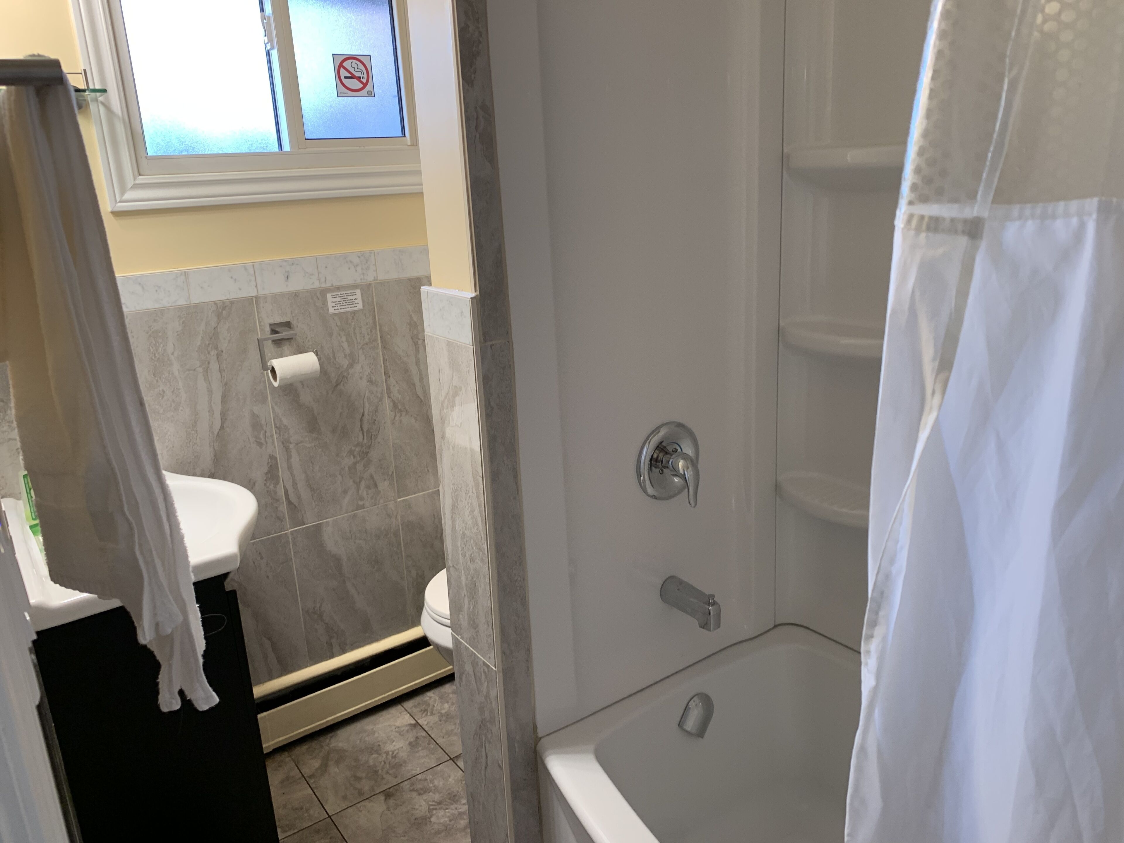 Badkar/dusch, källvattenbad, gratis toalettartiklar och handdukar