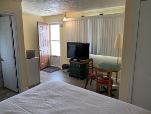 Classic Room, 1 Queen Bed, Non Smoking