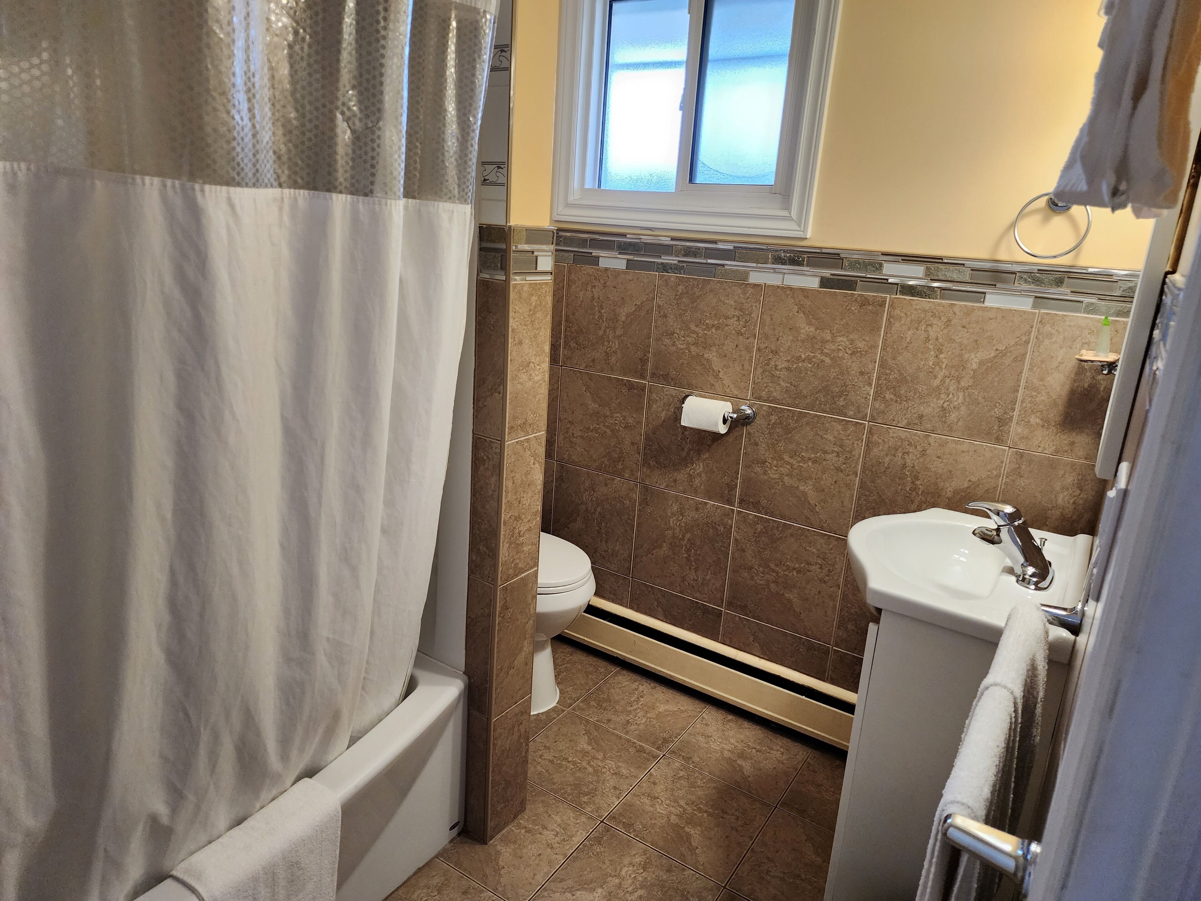 Une salle de bain avec une baignoire, des toilettes et un lavabo.