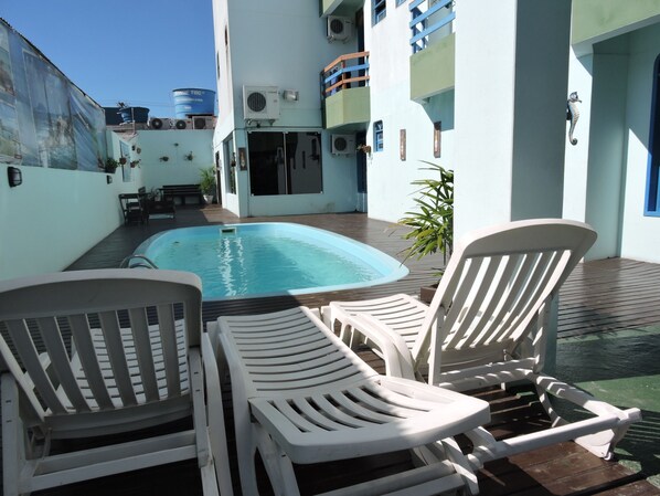 Outdoor pool, pool loungers - Hotel Dom Fish (Florianópolis)