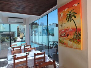 Free daily buffet breakfast