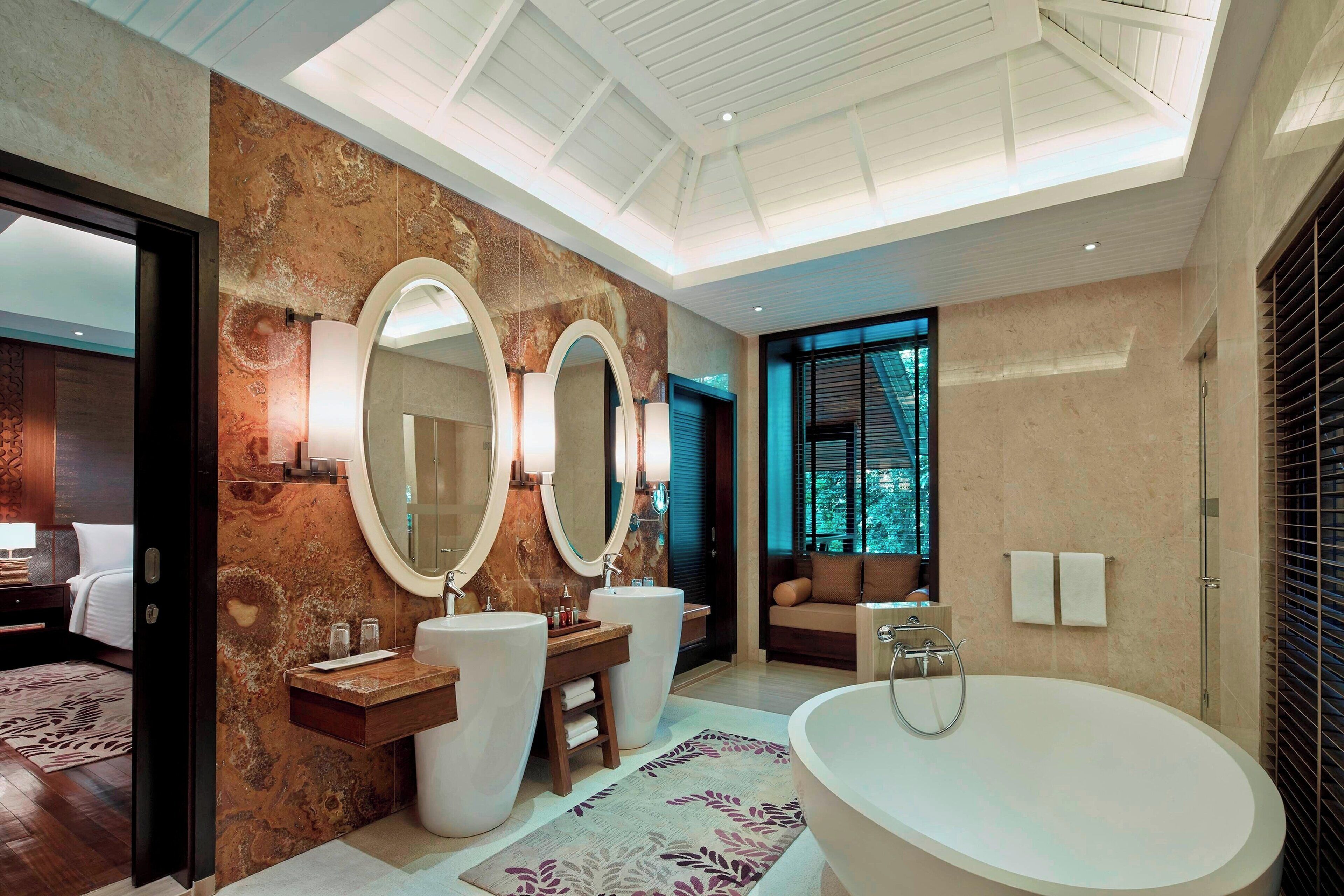 presidential suite, 1 king bed, balcony | bathroom | separate bathtub and shower, deep-soaking bathtub, rainfall showerhead