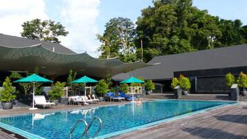 Piscine extérieure, chaises longues