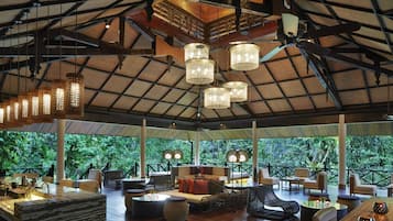 Serves lunch and dinner