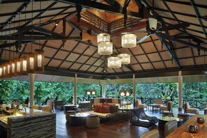 Serves lunch and dinner