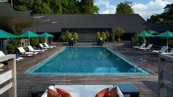 Ulkouima-allas, aurinkotuoleja