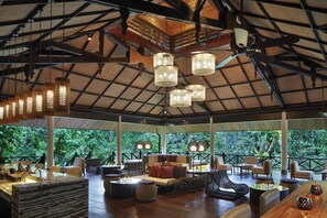 Menghidangkan makan tengah hari dan makan malam 