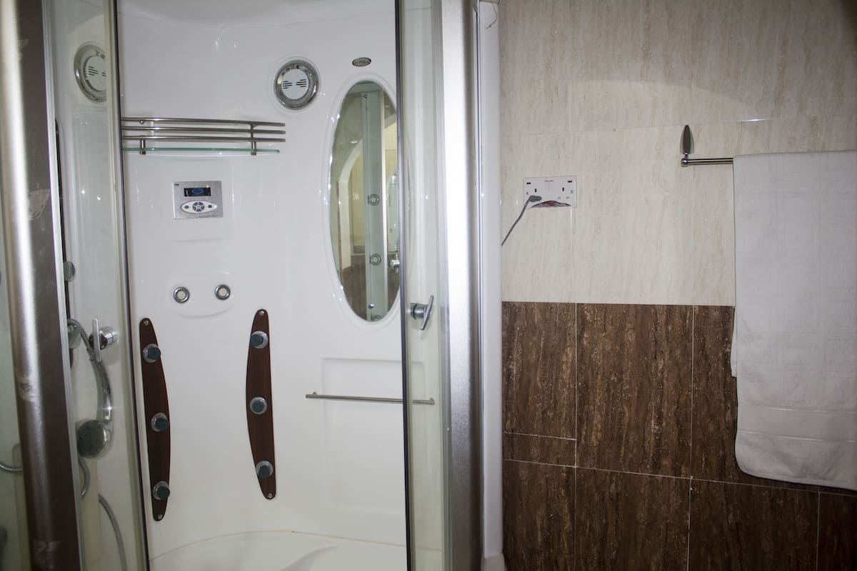 Habitación Deluxe (Queen) | Baño | Regadera, amenidades de baño gratuitas, toallas