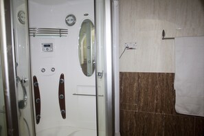 Deluxe Room (Queen) | Bathroom | Shower, free toiletries, towels