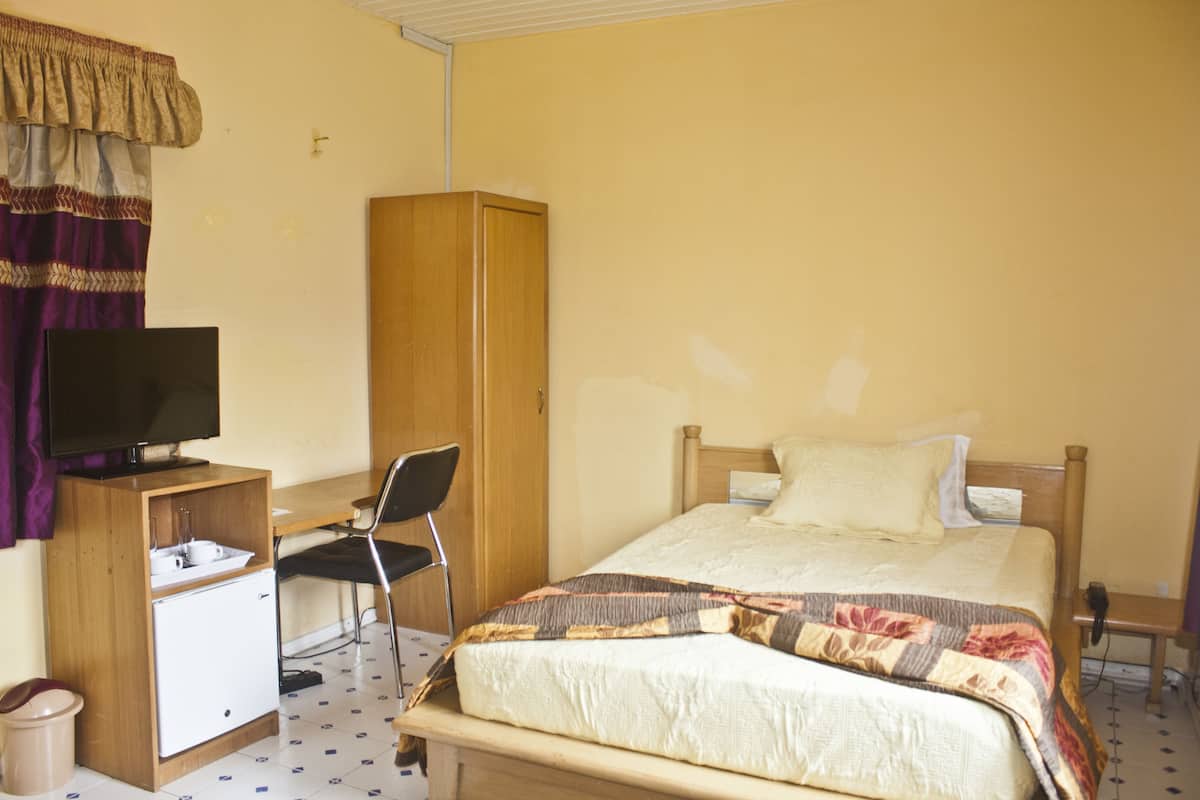 Habitación doble estándar | Escritorio, insonorización, wifi gratis y acceso para silla de ruedas