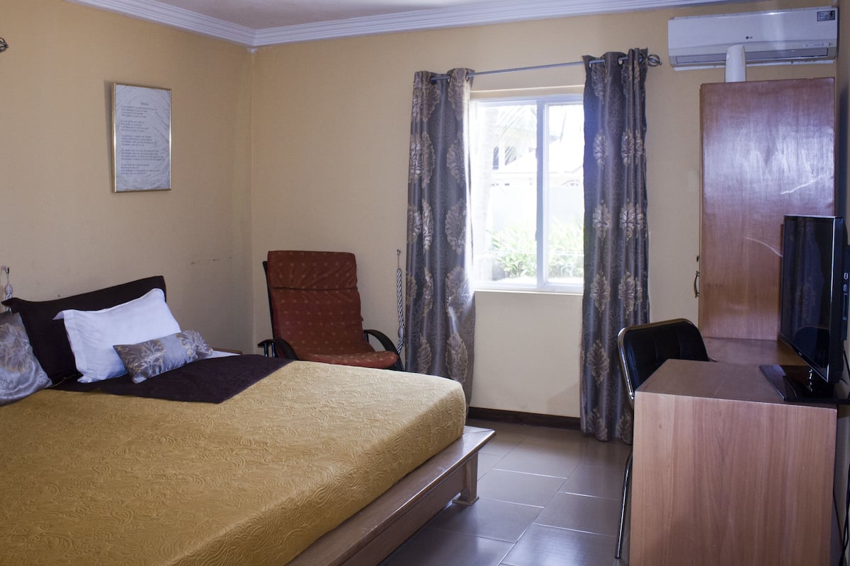 Habitación Deluxe (King) | Escritorio, insonorización, wifi gratis y acceso para silla de ruedas