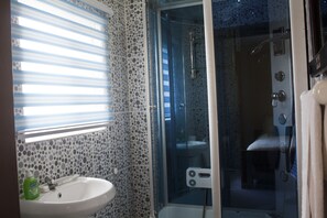 Standard Double Room | Bathroom