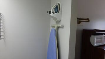 Standaard kamer, 2 queensize bedden, niet-roken | Een kluis op de kamer, een strijkplank/strijkijzer, gratis wifi