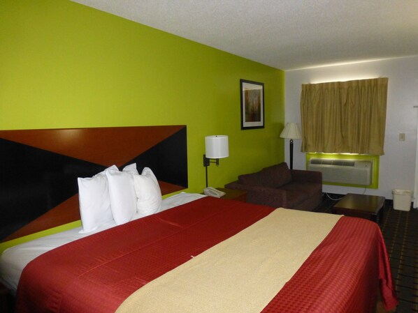 خزنة داخل الغرفة ومكواة/لوح كي وواي فاي مجانًا وملاءات أسرّة