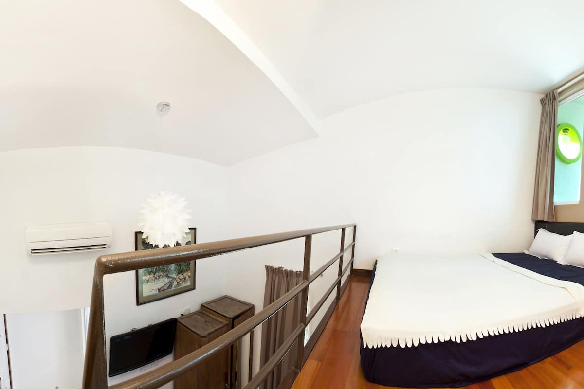 Family Room | Desk, iron/ironing board, free WiFi, bed sheets