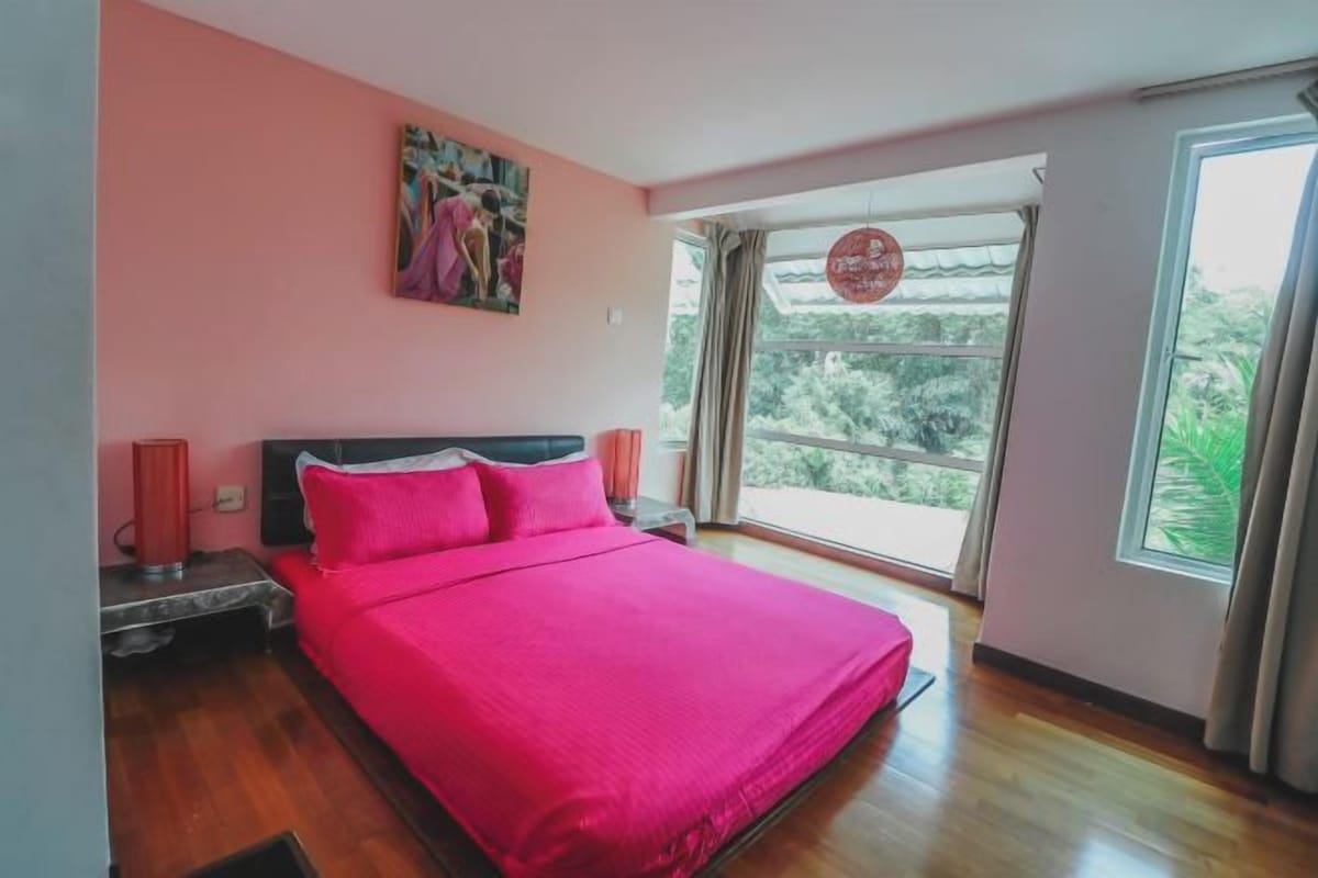 Desk, iron/ironing board, WiFi (free), bed sheets