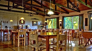 Bar (on property) - La Loma Self Apart & Suites (El Calafate)