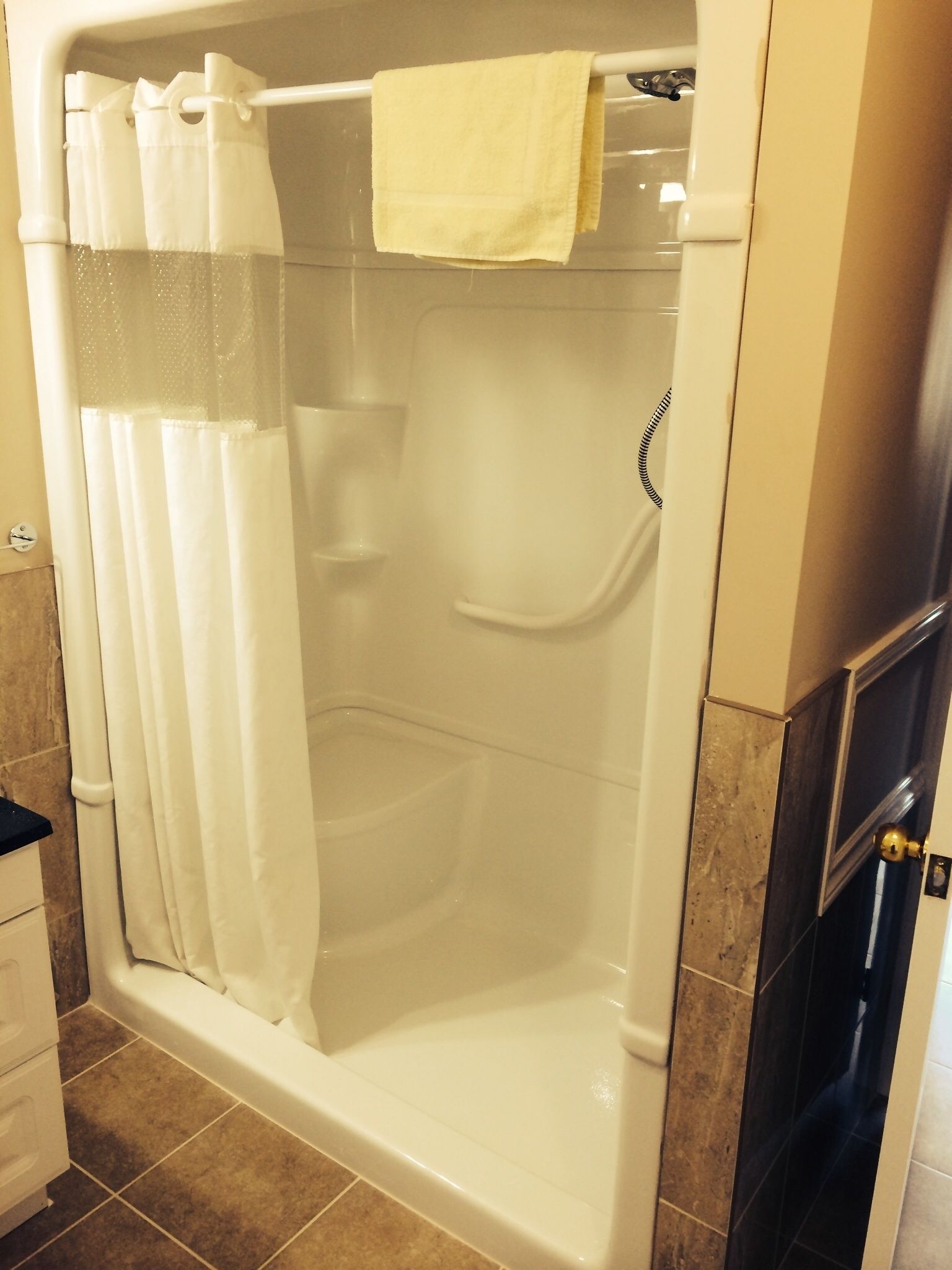 Suihkun ja ammeen yhdistelmä, hiustenkuivaaja