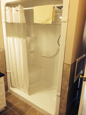 Combined shower/bathtub, hair dryer - Rymal's Motel (Leamington)