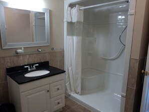 Classic-Zimmer, 2 Queen-Betten | Badezimmer | Duschwanne, Haartrockner